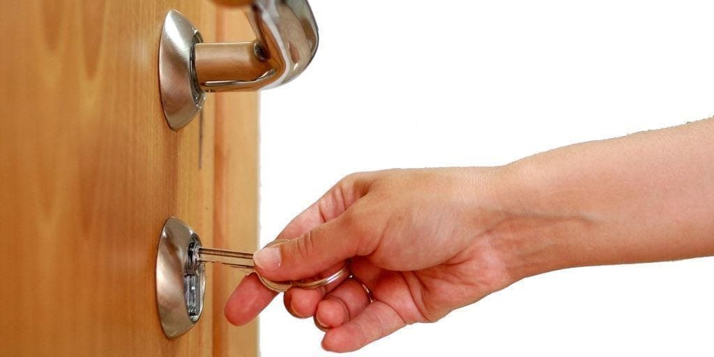 Причины, по которым не открывается дверной замок. Что делать в г.Адлере?
